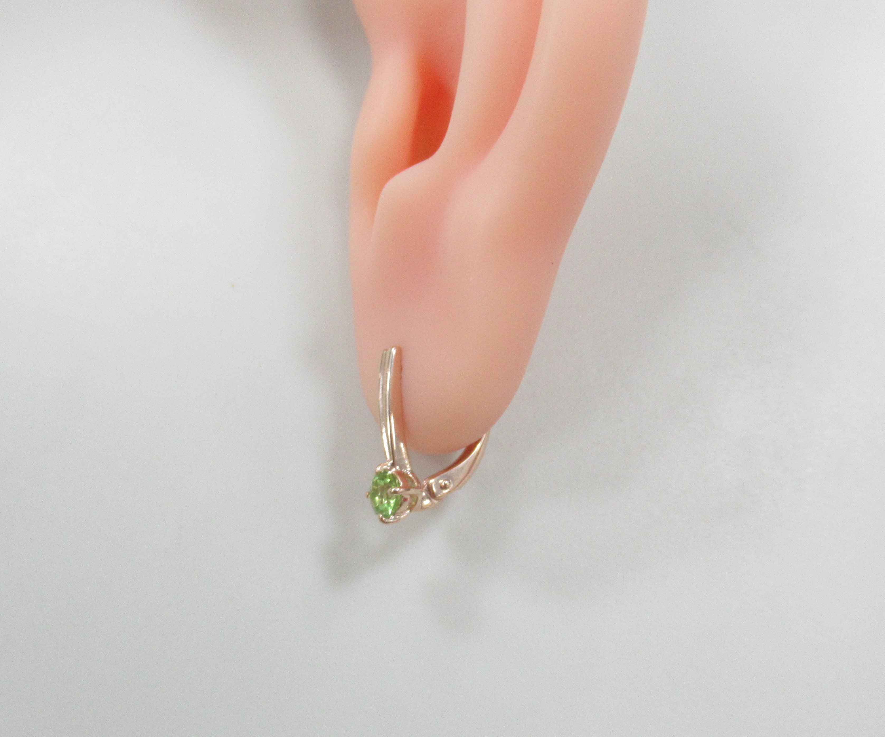 Серебряные серьги с хризолитами